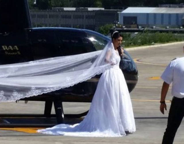 英国《太阳报》12月5日报道，4日，一个巴西新娘计划乘直升机在自己的婚礼上别出心裁地亮相，然而婚礼当天，直升机到达婚礼现场的几分钟前在丛林坠毁，机上4人全部遇难。新娘名叫Rosemeire，32岁，是一名护士。图为她穿着美丽的婚纱出现在直升机机场，准备在自己的婚礼上闪亮登场，给现场的300名宾客一个惊喜。（凤凰编译）