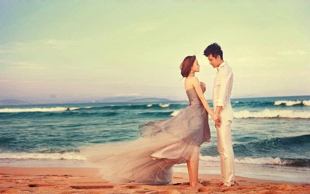 明星沙滩拍婚纱照，贾乃亮李小璐浪漫，李念美得像只蝴蝶！